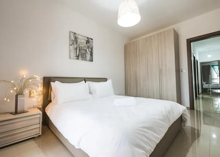 Spacious 2 Bedroom Appartamento