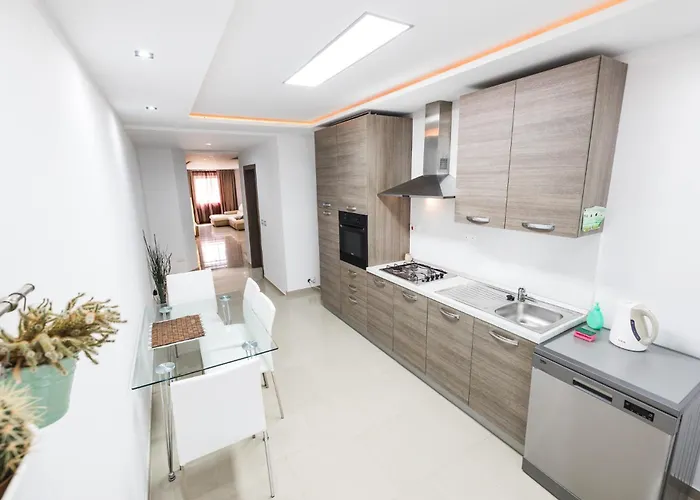 Spacious 2 Bedroom Appartamento Cospicua