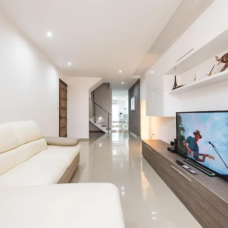 Apartment Spacious 2 Bedroom *