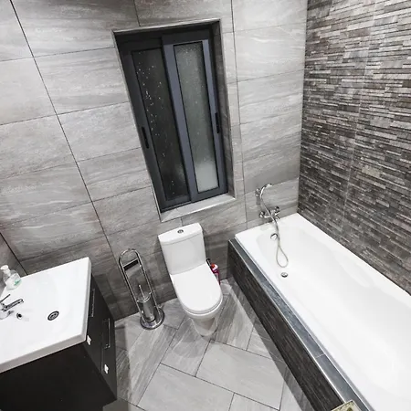 Spacious 2 Bedroom *