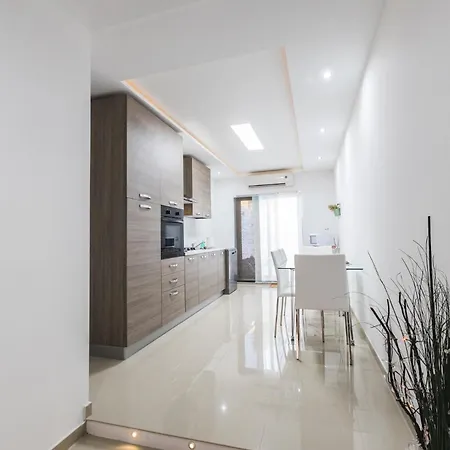 Spacious 2 Bedroom Appartamento