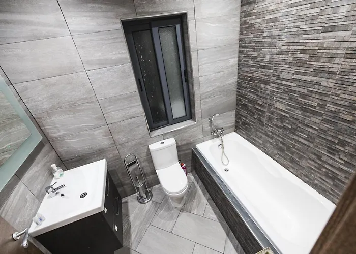 Spacious 2 Bedroom *